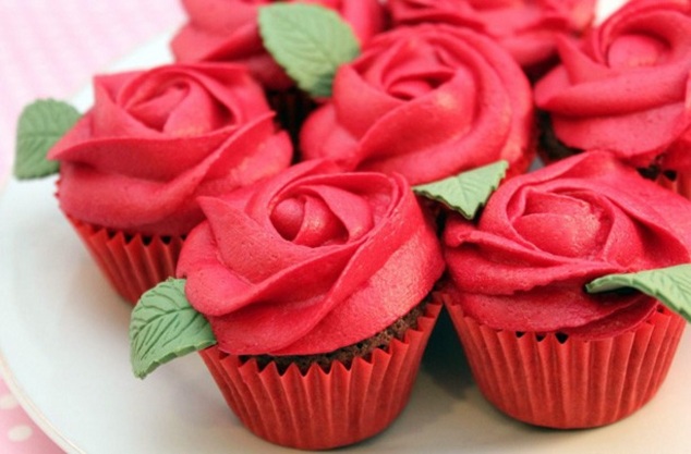 11 Awesome Cupcake Decorating Ideas - Red Roses Valentines CupCakes